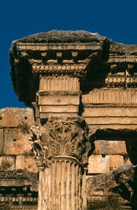 Templo de Baco, detalhe do entablamento, foto do período Imperial alto 27 BC-395 AD de Roman Imperial Period