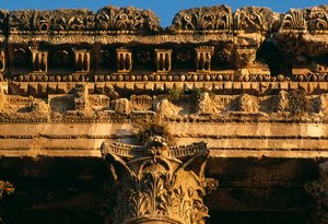 Templo de Baco, detalhe do entablamento, foto do período Imperial alto 27 BC-395 AD de Roman Imperial Period