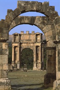 Arco triunfal construído em homenagem ao Imperador Caracalla, Alto Período Imperial (27 aC-395 dC) de Roman Imperial Period