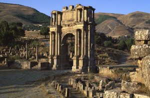 Arco triunfal construído em homenagem ao Imperador Caracalla, Alto Período Imperial (27 aC-395 dC) de Roman Imperial Period