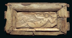 Placa emoldurada com uma figura feminina, do Egipto, do final do século III ao início do IV d.C. (osso) de Roman Period Egyptian