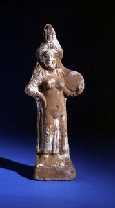 Estatueta da deusa Isis segurando um tímpano (terracota pintada) de Roman Period Egyptian