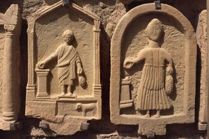 Stelae representando figuras humanas