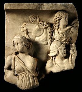 Um fragmento de escultura em alto relevo de Roman Roman