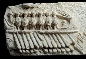 Bireme carregando soldados armados (baixo relevo) de Roman Roman