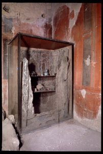 Roupeiro carbonizado, Casa a Graticcio, séc. V a.C.-1 d.C. de Roman Roman
