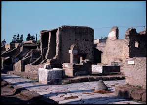 Cruzamento entre o cardo V e o decumano inferior, século V a.C.-1 d.C. de Roman Roman