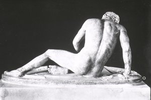 Gália moribunda, cópia de um original grego de c.230-220 BC da Epigonos (mármore) (foto a p/b) (vista traseira) de Roman Roman