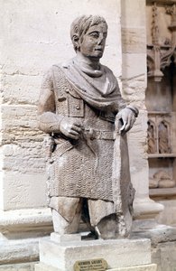 Guerreiro Gálico sob o Império Romano (vestido em estilo romano), Museu Lapidaire, Avignon. de Roman Roman
