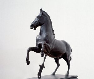 Cavalo galopante (escultura em bronze depois de um original grego do século IV a.C.) de Roman Roman