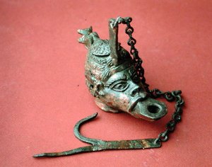 Lâmpada suspensa em forma de cabeça africana, de Belkis (agora Zeugma), Turquia (bronze) de Roman Roman