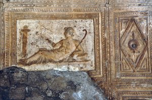 Herculano (Herculaneum, Ercolano, Itália, Itália) - baixo-relevo: alongamento de caracteres, pormenor de decoração - arte romana - Foto Patrice Cartier - de Roman Roman