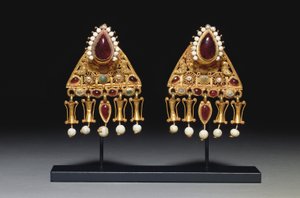Par de brincos, século 2 a 3 dC (ouro, pérolas, granada e vidro) de Roman Roman