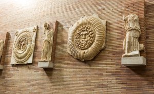 Placas na parede do salão principal de Roman Roman