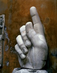 Mão direita, do Colosso de Constantino (mármore) de Roman Roman
