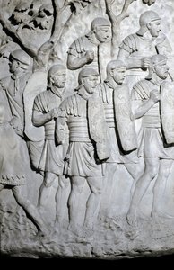 Arte Romana: "Legionários romanos prontos para a batalha" Molde de 1862 reproduzindo os baixos-relevos da coluna de Trajano (Colonna Traiana) em Roma, construída durante o reinado do Imperador Trajano (53-117). A coluna Trajano comemora a vitoriosa de Roman Roman