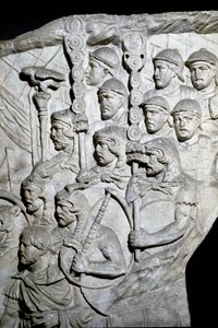 Arte Romana: "Guerreiros portadores de Vexillum (bandeirolas romanas)" Molde de 1862 reproduzindo os baixos-relevos da coluna de Trajano (Colonna Traiana) em Roma, construída durante o reinado do Imperador Trajano (53-117). A coluna de Trajano comemora o v de Roman Roman