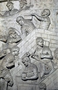 Arte Romana: "construção de um forte no acampamento romano" Molde de 1862 reproduzindo os baixos-relevos da coluna de Trajano (Colonna Traiana) em Roma construída durante o reinado do Imperador Trajano (53-117). A coluna de Trajano comemora t de Roman Roman