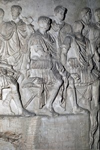 Arte Romana: "o Imperador romano Trajano na tribuna que realiza um conselho de guerra" Molde de 1862 reproduzindo os baixos-relevos da coluna de Trajano (Colonna Traiana) em Roma construída durante o reinado do Imperador Trajano (53-117). O col de Trajano de Roman Roman