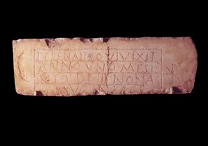 Antiquite romana: placa de loculus chamada Jubenalis, epitáfio de criança morta. Das catacumbas de Roma. Paris, Museu do Louvre. de Roman Roman