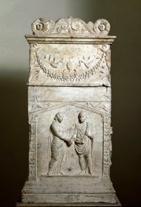Arte romana: altar funerário decorando a cena de um casamento (Junctio dextrarum) - baixo relevo - Roma, Museo Nazionale Romano - aperto de mão matrimonial (Junctio dextrarum) - relevo em mármore, arte romana, do altar funerário de um casal - Roma, Museo N de Roman Roman