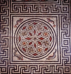 Arte romana: mosaico decorado de golfinhos. Nimes, museu de arqueologia. de Roman Roman