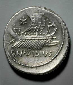 Arte romana: moeda de prata desenhada por uma galé equipada com um sistema para derrubar navios inimigos. Paris, B.N. Cabinet des Medailles de Roman Roman