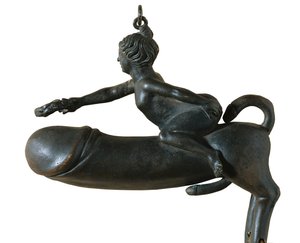 Falo de Sasamon. 1º c. Animal com peito, pernas e glande em forma de cauda, montado por uma mulher com coroa de louros. Amuleto contra o mau-olhado. Arte romana. Início do Império. Escultura sobre bronze. ESPANHA. CATALÓNIA. BARCELONA. Barcelona. Museu de  de Roman Roman