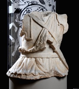 Torso esculpido de um cavaleiro (mármore) (ver também 371176) de Roman Roman