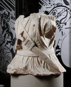 Torso esculpido de um cavaleiro (mármore) (ver também 371177) de Roman Roman