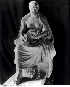 Filósofo sentado, a cabeça pensava ser Demóstenes (384-322 AC) (adicionado mais tarde) da villa Montalto-Negroni (mármore) (foto a p/b) de Roman Roman