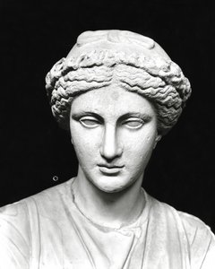 Estátua de Clio segurando um pergaminho, detalhe da cabeça (pedra) (foto p/b) (ver também 161938) de Roman Roman