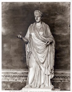 Estátua de uma Virgem Vestal ou Sacerdotisa de Romulus (mármore) (foto a p/b) de Roman Roman