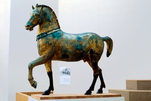 Estátua de um dos quatro cavalos triunfantes de quadriga de São Marco (bronze) de Roman Roman