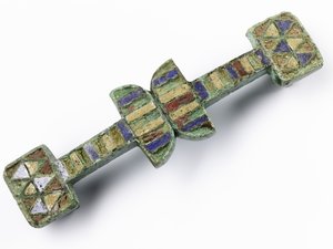 Junção da cinta com conjunto de superfície superior com esmalte vermelho, azul e amarelo, da fortaleza legionária romana em Inchtuthil, Caputh, Perthshire (bronze e esmalte) de Roman Roman