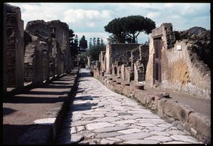 Rua que desce em direcção à lido, século V a.C. - século I d.C. de Roman Roman