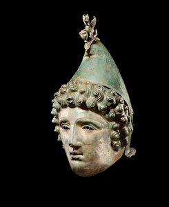 O capacete Crosby Garrett, final do século I ao II DC (bronze) (ver também 871728-34, 482018, 396169 e 413094) de Roman Roman