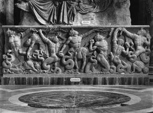 Os Giants, detalhe de um relevo representando Ariane e um gigantomachy (mármore) (foto a p/b) de Roman Roman