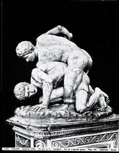 Os Wrestlers, depois de um original grego do século III a.C. (mármore) (foto a p/b) (ver também 31428 de Roman Roman