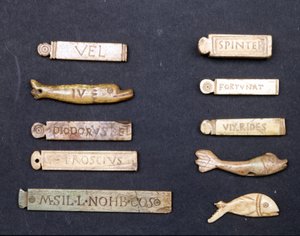 Bilhetes de teatro em marfim da época romana. Museo della Scala em Milão de Roman Roman