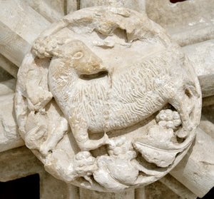 Um cordeiro, detalhe da abóbada da capela de Saint Laurent (Saint-Laurent), desapareceu durante vários anos e originalmente localizado acima da abadia cisterciense de Fontenay (Abadia de Fontenay, Borgonha, França: detalhe de uma pedra-chave representando  de Romanesque