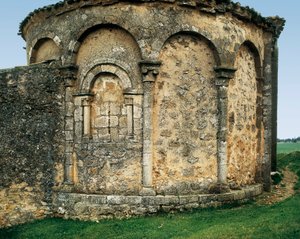 Apse vista do exterior, Igreja de São Miguel (Parroquia católica de São Miguel Arcángel) em Valdenebro, Soria, Castela e Leão, Espanha, final do século XII - início do século XIII (foto) de Romanesque