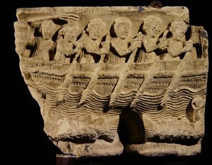 Capital em colunas gêmeas representando remadores em um barco de Romanesque
