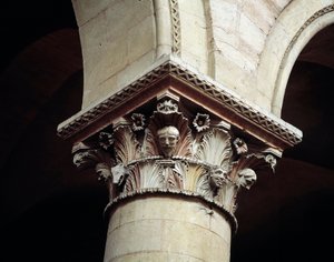 Capital esculpido de Romanesque