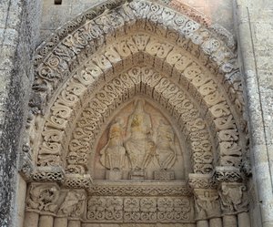Cristo na glória entre São Paulo e São Pedro, falso portal (escultura de Romanesque
