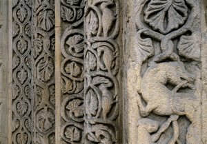 Detalhes decorativos da fachada da Basílica, início do século XII (relevo) de Romanesque