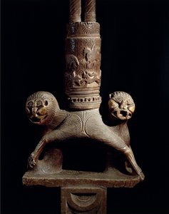 Detalhe do castiçal de Páscoa com leões de Romanesque
