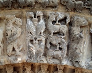 Detalhe das esculturas do portal sul de Romanesque