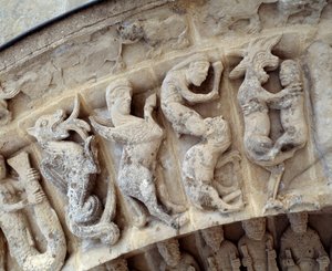 Detalhe das esculturas do portal sul de Romanesque