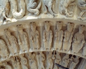 Detalhe das esculturas do portal sul de Romanesque